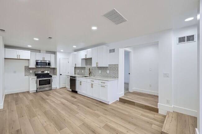 Foto del edificio - Renovated Duplex with Private Entrance