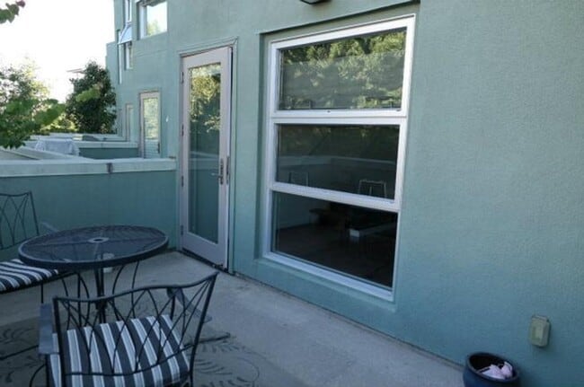 Building Photo - Modern Townhome Style Tri-level 2-BR, 2.5B...
