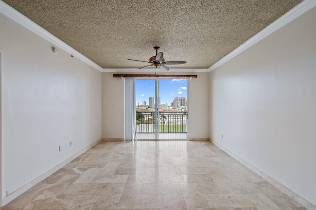 Building Photo - 616 Clearwater Park Rd