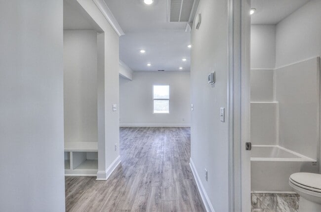 Foto del edificio - LUXURY NEW CONSTRUCTION FOR RENT!