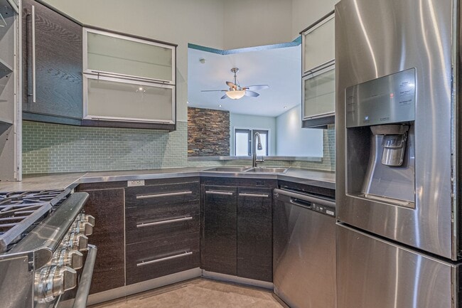Foto del edificio - Modern Design 3 Bedroom 2 Bath, 2 car Gara...