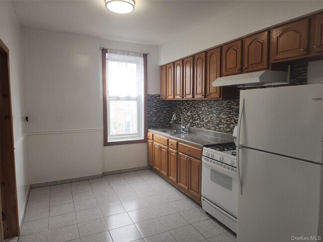 Foto del edificio - 60-48 68th Rd