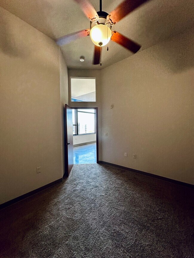 Building Photo - 611 W National Ave