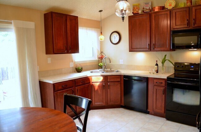 Building Photo - Elegant 4 BD/2.5 BA Home