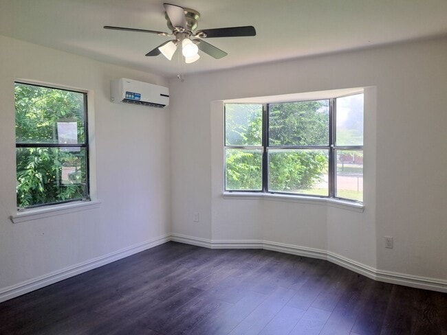 Building Photo - 3 bedroom / 2 bath