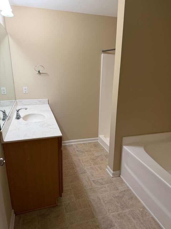 Building Photo - 2026 Highland Village Dr