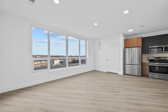 Building Photo - 17 Ave E