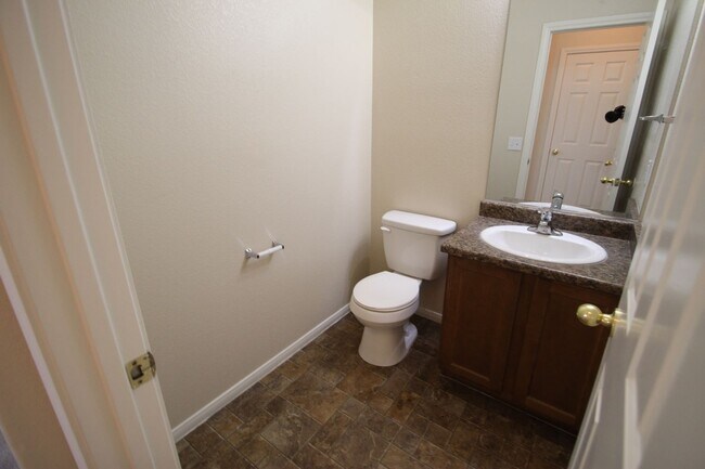 Foto del edificio - Corner lot house with 3 beds and 2.5 bath ...