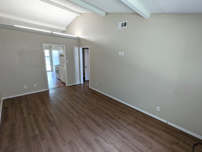 Foto del edificio - Amazing four-plex unit ready for immediate...