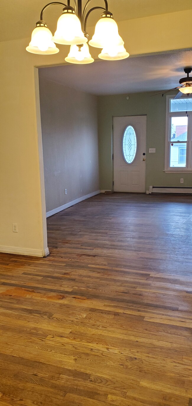 Dining room - 522 E First St