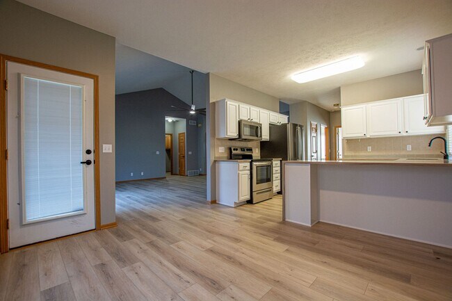 Foto del edificio - 4 Bedroom / 3 Bath Ranch Available For Rent!