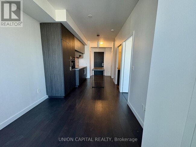 Photo du bâtiment - 8 Eglinton Ave E