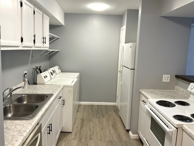 Building Photo - 1387 S Glen Cir