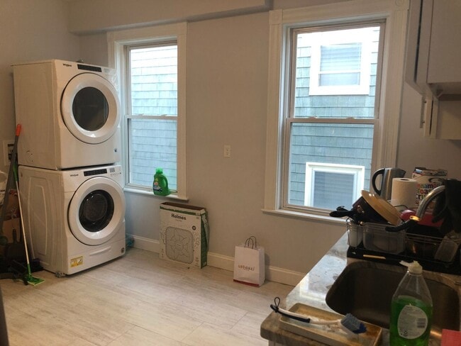 Foto del edificio - check out this 4 bed 2 bath in Mission Hill....