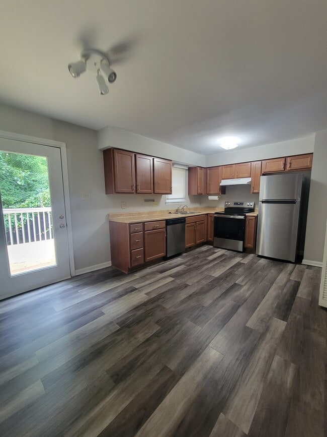 Building Photo - 100 Bramble Ct