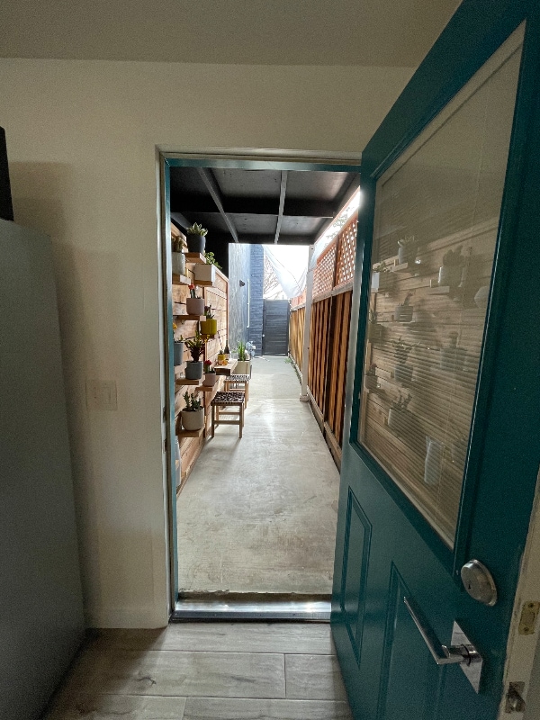 Foto del edificio - 463 Menker Ave