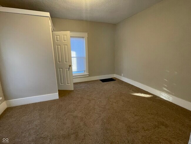 Building Photo - 324 W 41st St