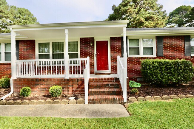 Foto del edificio - AVAILABLE EARLY MAY, Charming ranch home with front porch in Castle Heights!