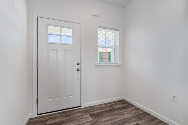 Building Photo - 7868 Oakbrook Dr