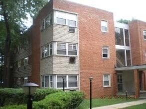 Building Photo - 2405 W Balmoral Ave