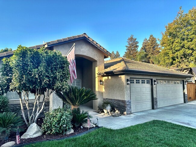 Building Photo - 3030 W Rialto Ave