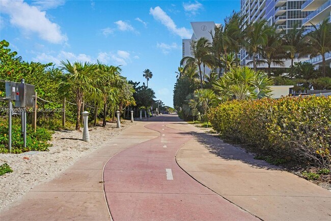 Foto del edificio - 6917 Collins Ave