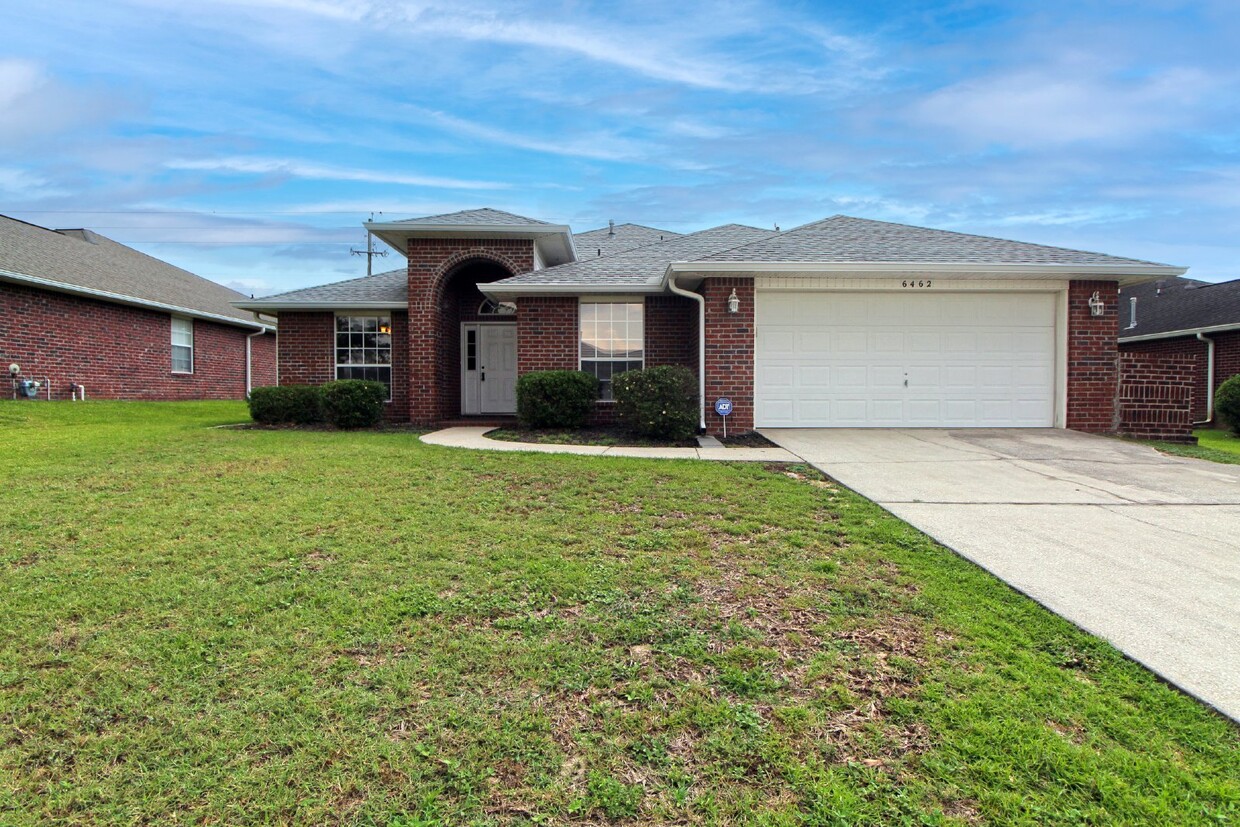 Primary Photo - Executive 3-Bedroom Brick Home with Florid...
