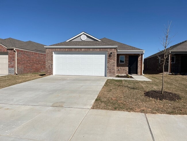 Building Photo - *Pre-leasing* NEWER Three Bedroom | Two Ba...