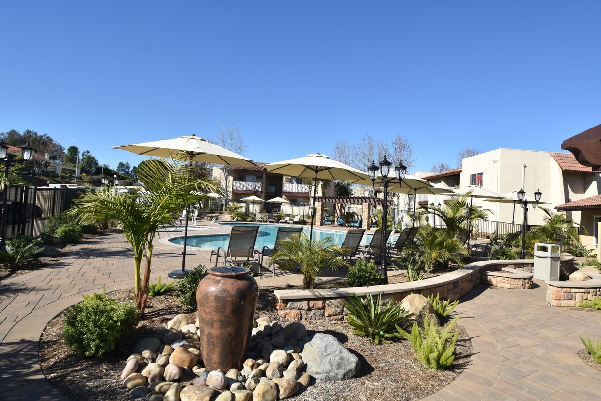 Ascot Village Apartments 633 Ascot Dr Vista, CA