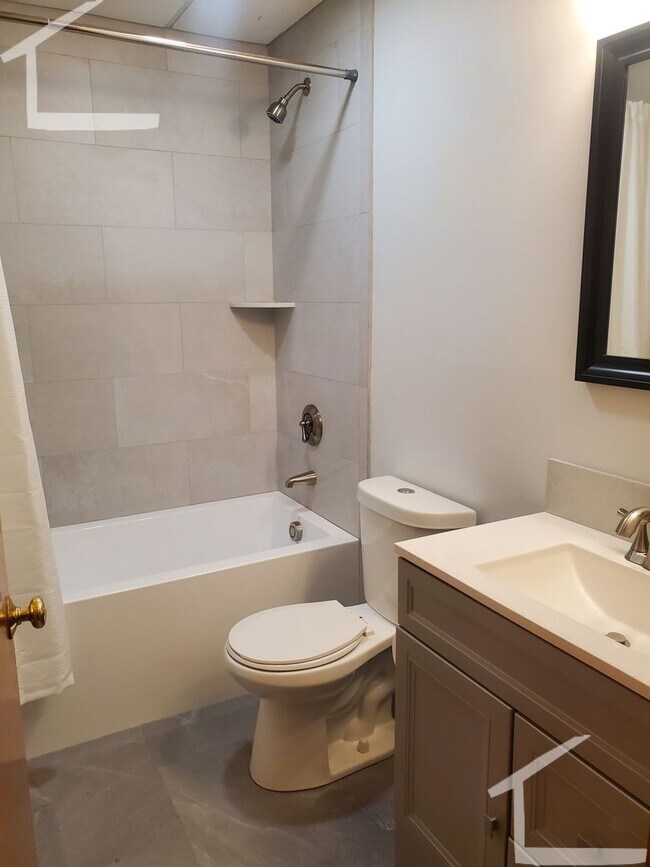 Foto del edificio - Nicely renovated unit with parking included!