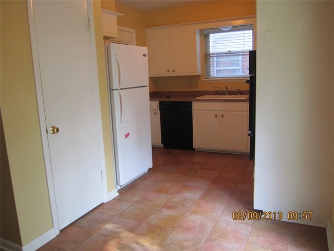 Building Photo - 303 S Mercedes Dr