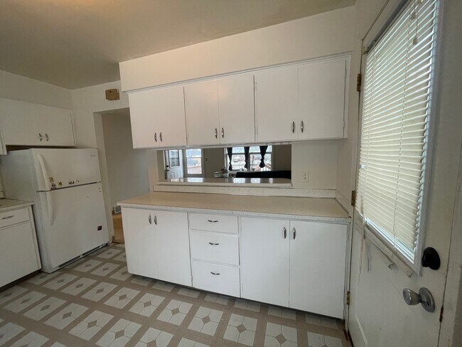 Kitchen - 405 4th Ave NW