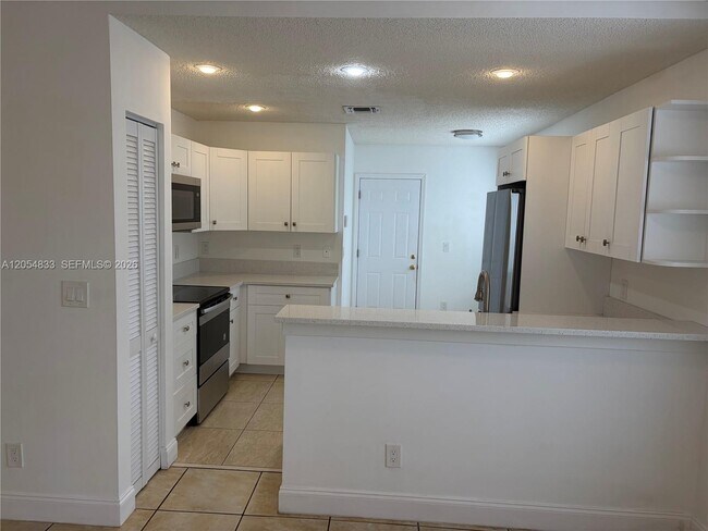 Foto del edificio - 9020 Lake Park Cir N