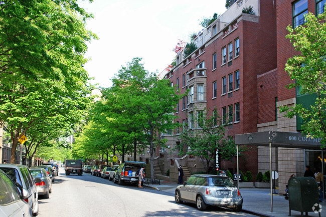 Building Photo - The Columbus Townhouses