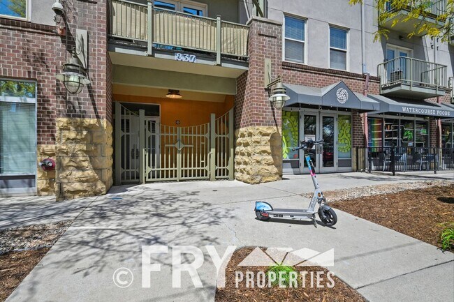 Foto del edificio - Ground Floor Condo in Great Uptown Location