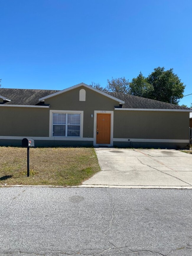 Foto del edificio - 3 Bedroom, 1 bathroom Duplex Winter Haven!