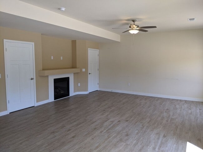 Building Photo - 1325 Bunker Hill Dr