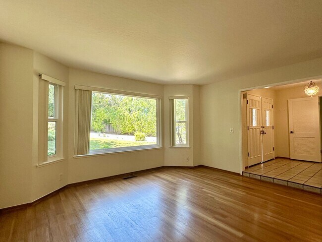 Building Photo - 4 Bedroom Home + Den in Saratoga!