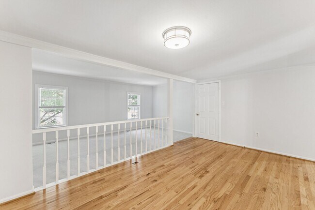 Foto del edificio - Lovely & spacious brick colonial townhome ...