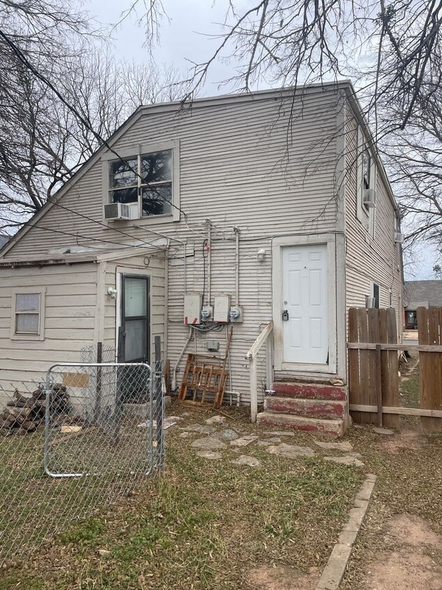Primary Photo - UPSTAIRS ONE BEDROOM!