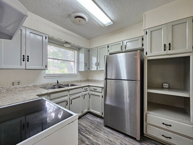 Foto del edificio - RENT SPECIAL WITH IMMEDIATE MOVE IN & AVAILABLE NOW!