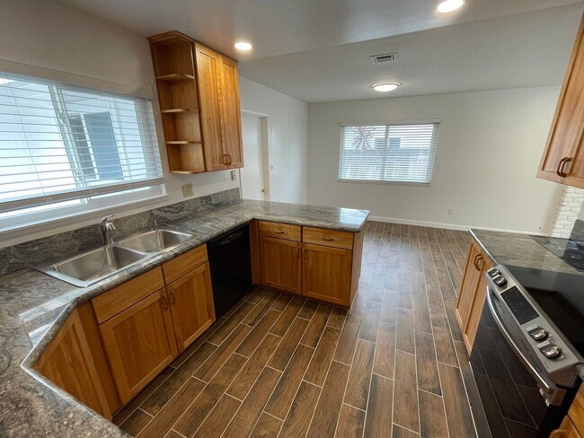 Foto del edificio - Newly Remodeled Home in University City