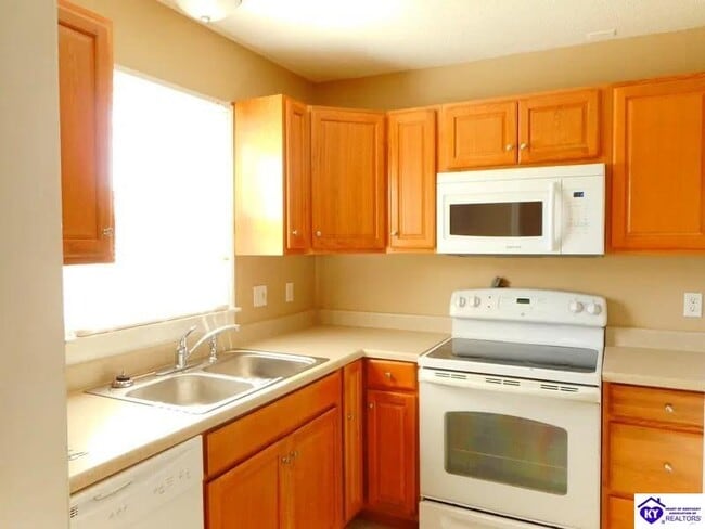 Building Photo - 700 Westport Rd