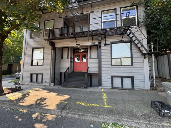 Spacious 3-Bedroom, 1.5-Bathroom Apartment in NW Portland - Spacious 3-Bedroom, 1.5-Bathroom Apartment in NW Portland