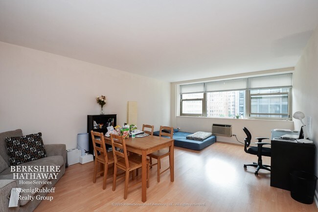 Building Photo - 253 E Delaware Pl