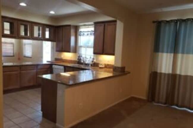 Photo - Large Orange Crest 5 bedroom 4.5 bathroom House