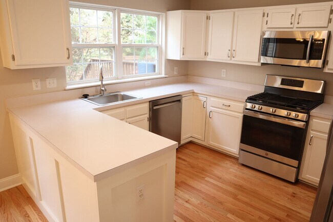 Foto del edificio - Exquisite Renovated Townhome in Germantown Estates