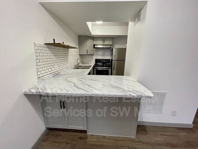 Foto del edificio - 1438 E Elm St