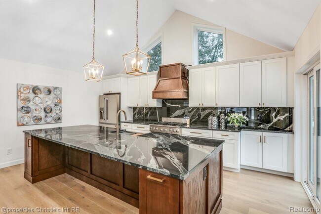 Building Photo - 614 Island Dr