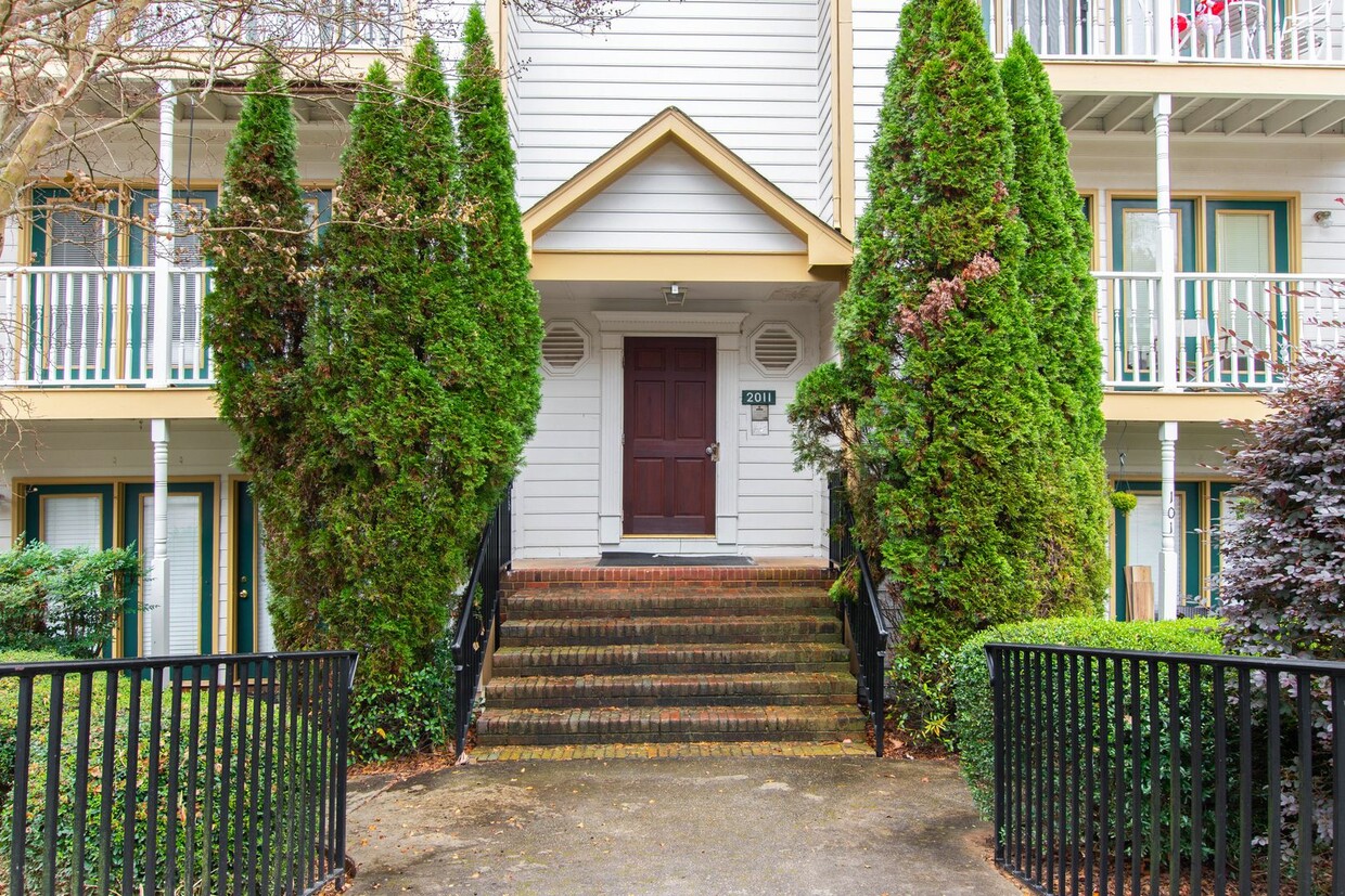 Foto principal - Charming Condo in Prime Raleigh Location!